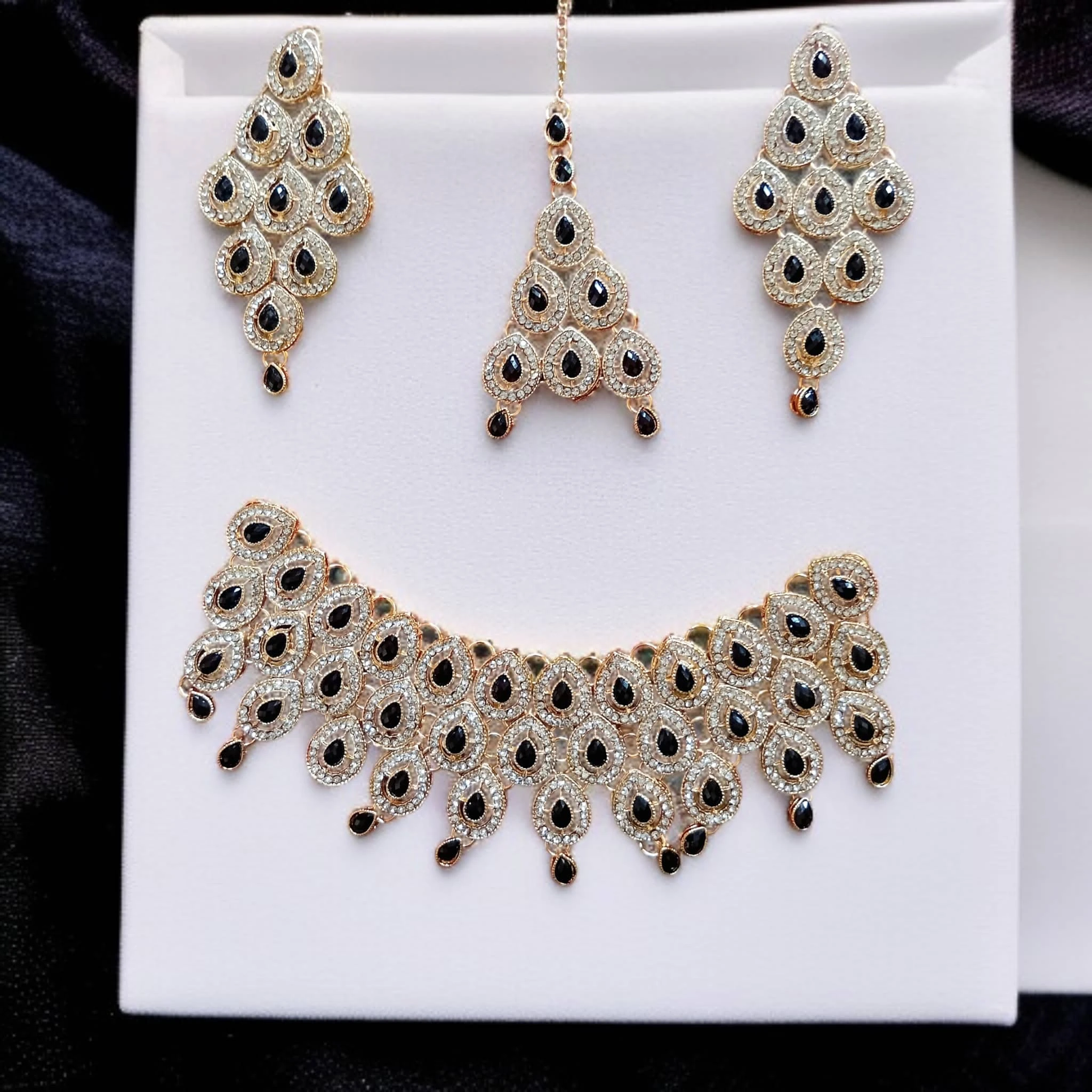 Buy Black colour jewellery set with necklace , earrings and tikka at best price in pakistan